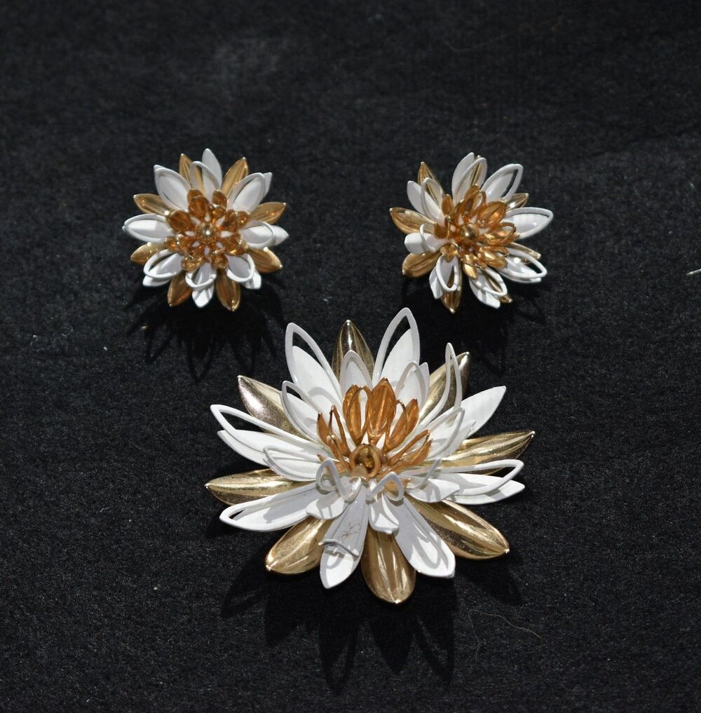 Sarah Coventry Flowerhead Brooch & Clip Earrings Gold White Enamel Book piece